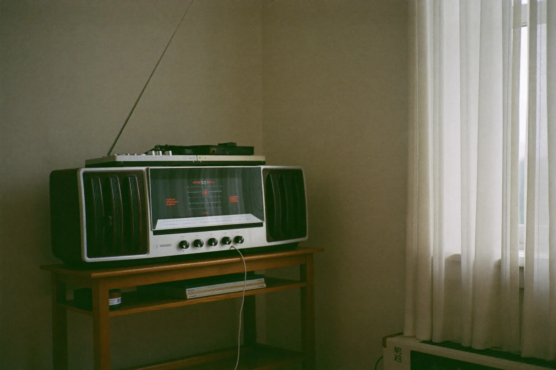 Een stille kamer in de vroege ochtend, een radio die uit staat.