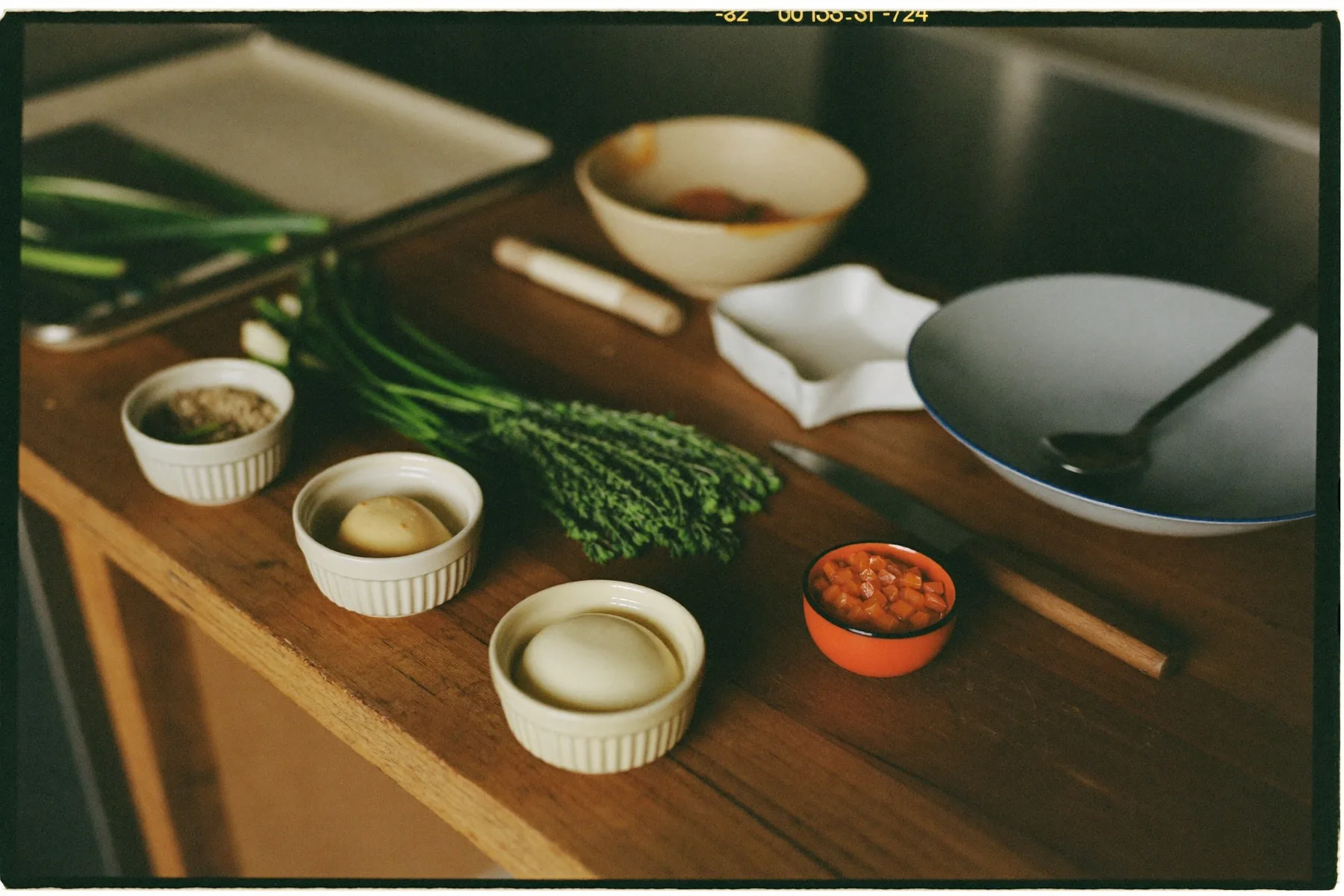 Ingrediënten op een aanrecht, netjes op volgorde klaargezet.