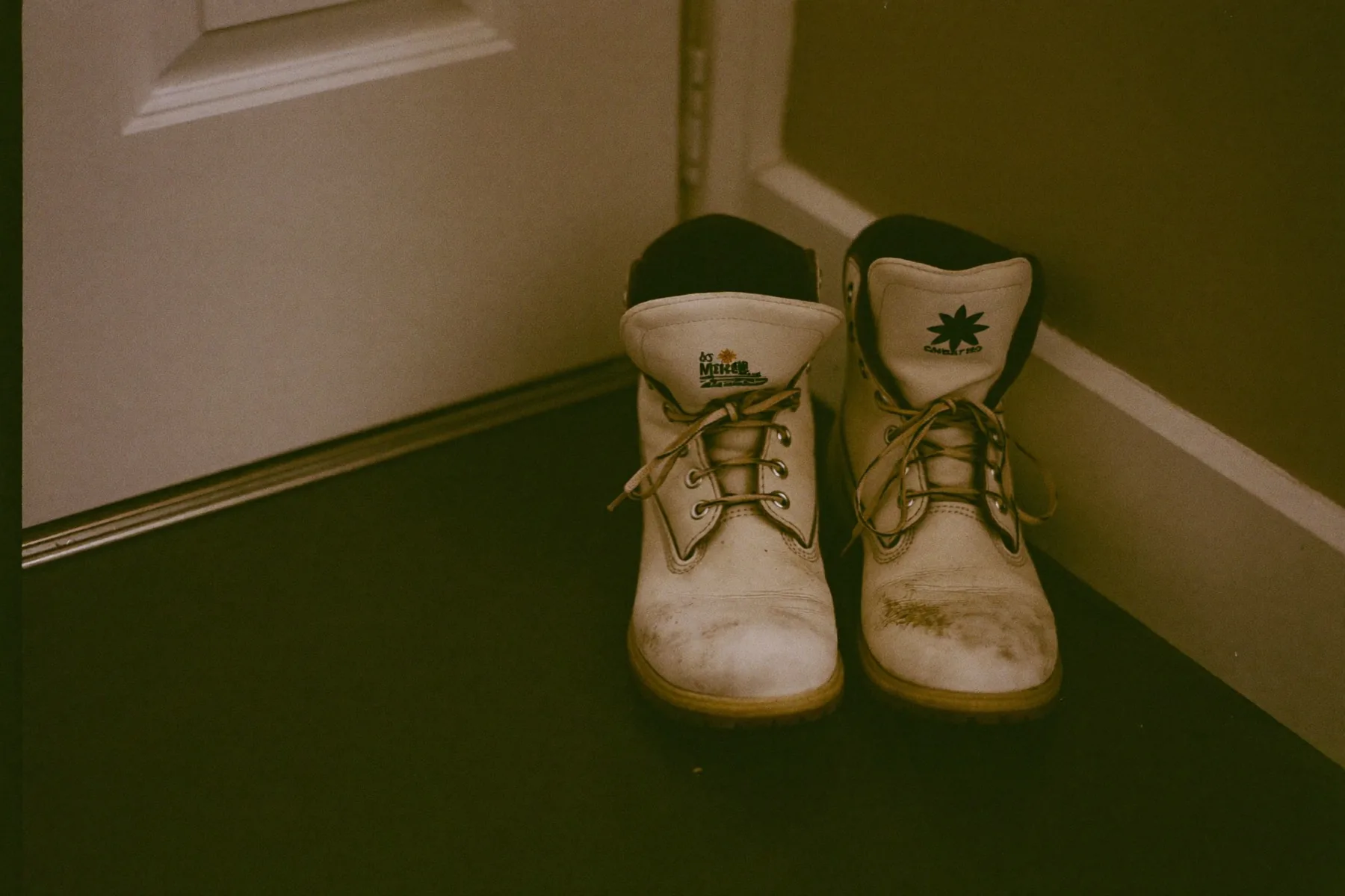Werkschoenen bij de deur, klaargezet voor morgen.